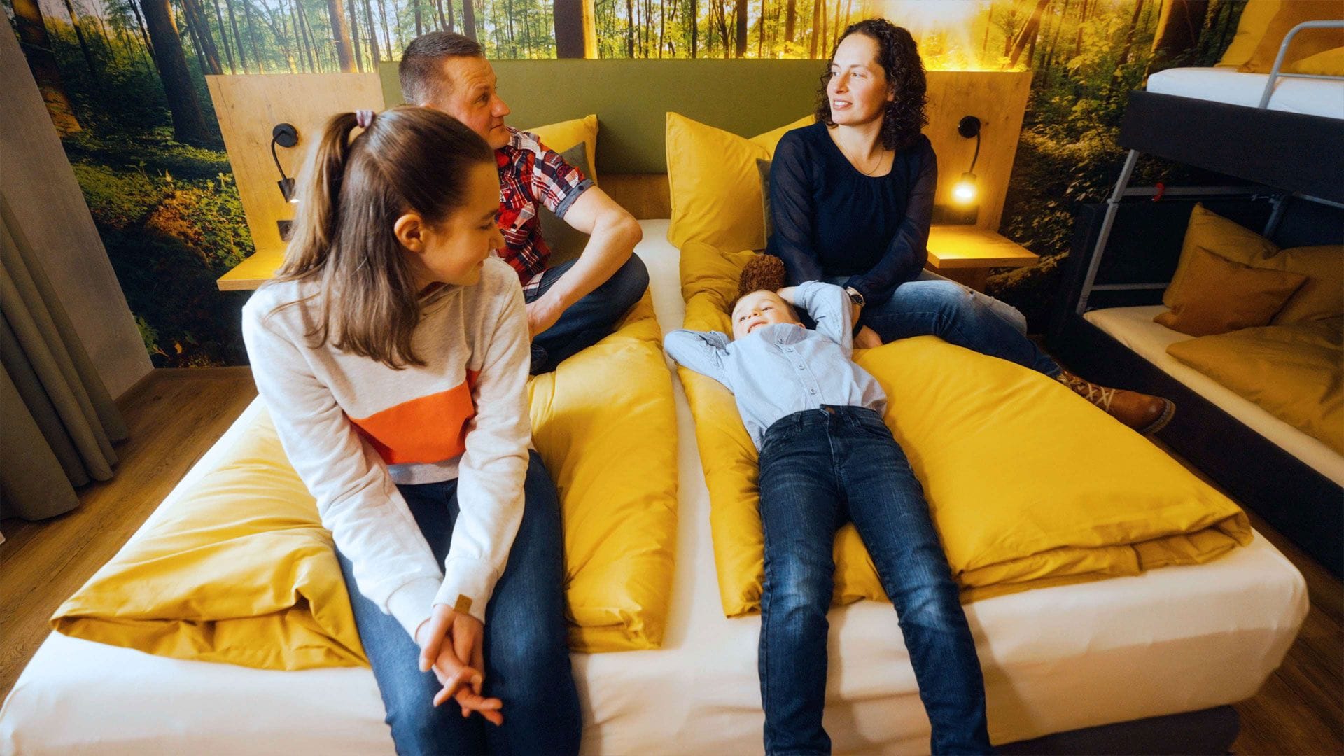 Paare, Eltern, Großeltern und Kinder können im parkeigenen Hotel übernachten.