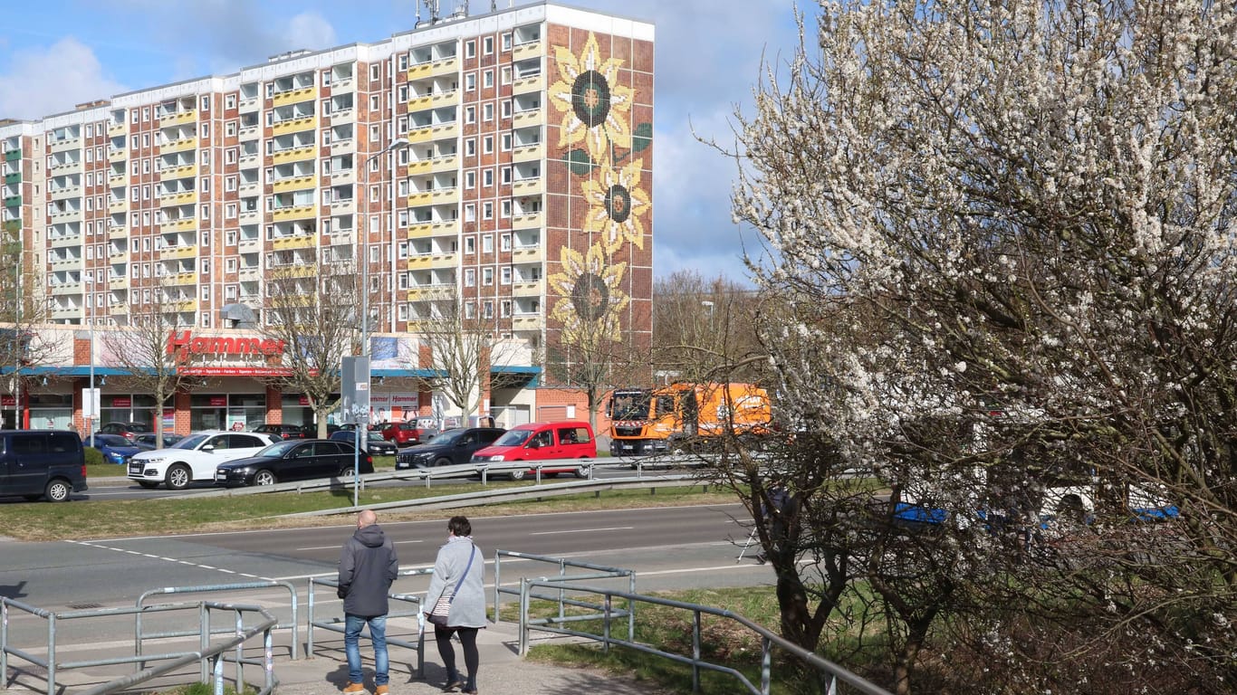 Das Sonnenblumen-Haus in Rostock-Lichtenhagen (Archivbild): Hier kam es in 1992 zu heftigen rassistischen Ausschreitungen.