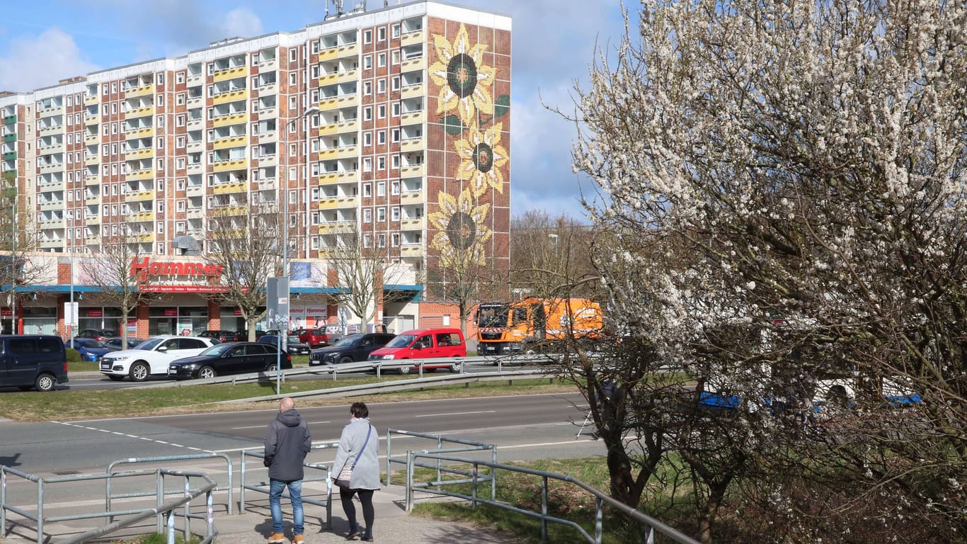 Das Sonnenblumen-Haus in Rostock-Lichtenhagen (Archivbild): Hier kam es in 1992 zu heftigen rassistischen Ausschreitungen.