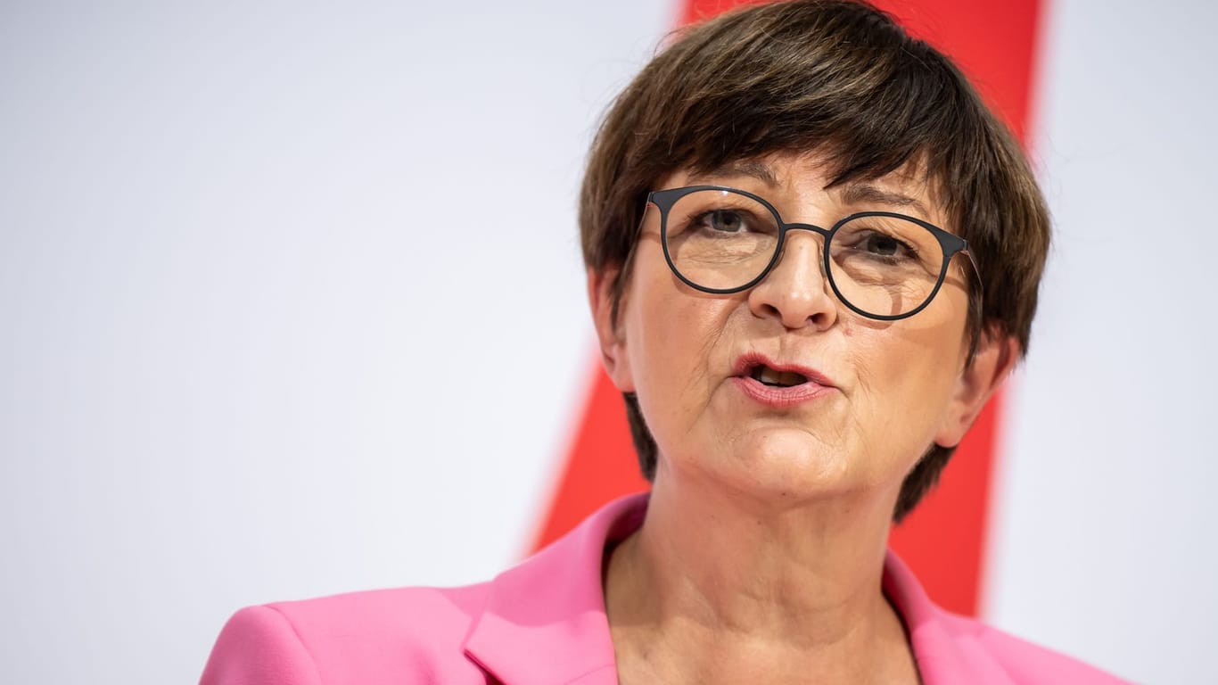 SPD-Parteichefin Saskia Esken: "Klar ist, wir werden weder beim Klimaschutz und seiner sozialgerechten Ausgestaltung noch beim Sozialstaat Einsparungen zulassen".