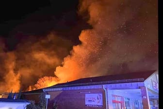 Flammen in einem Netto-Markt auf Sassnitz in der Nacht: Die Löscharbeiten dauerten über Stunden.