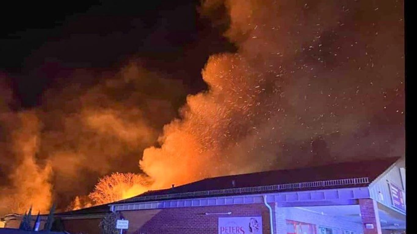 Flammen in einem Netto-Markt auf Sassnitz in der Nacht: Die Löscharbeiten dauerten über Stunden.