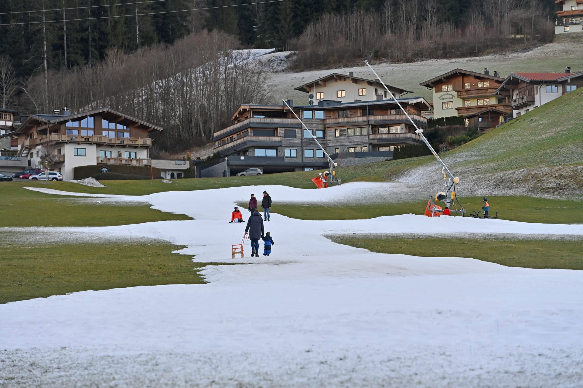 Eine Skipiste fast ohne Schnee (Archivbild): Wie fällt die Schneeprognose für den kommenden Winter aus?