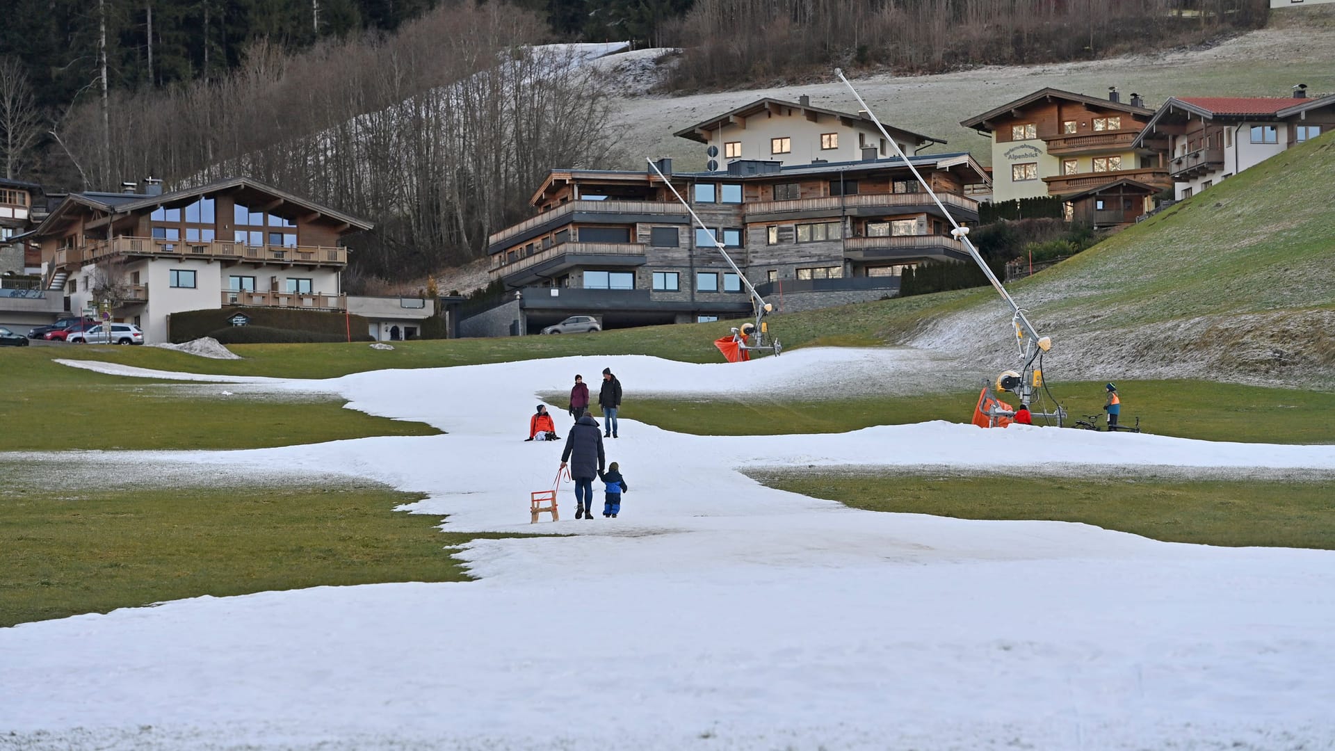 Eine Skipiste fast ohne Schnee (Archivbild): Wie fällt die Schneeprognose für den kommenden Winter aus?