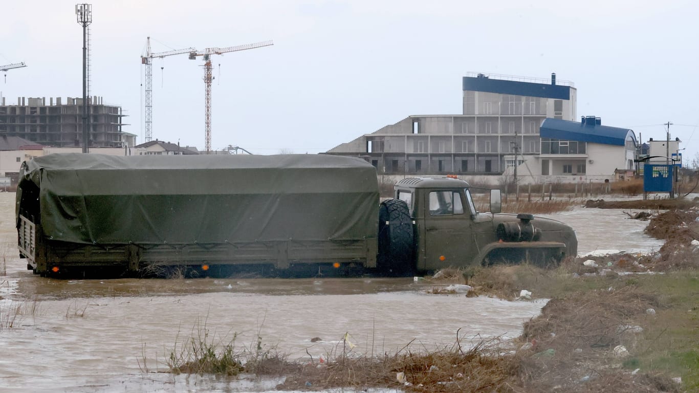 Ein russischer Militärlaster steckt nach der Sturmflut auf der Krim fest.