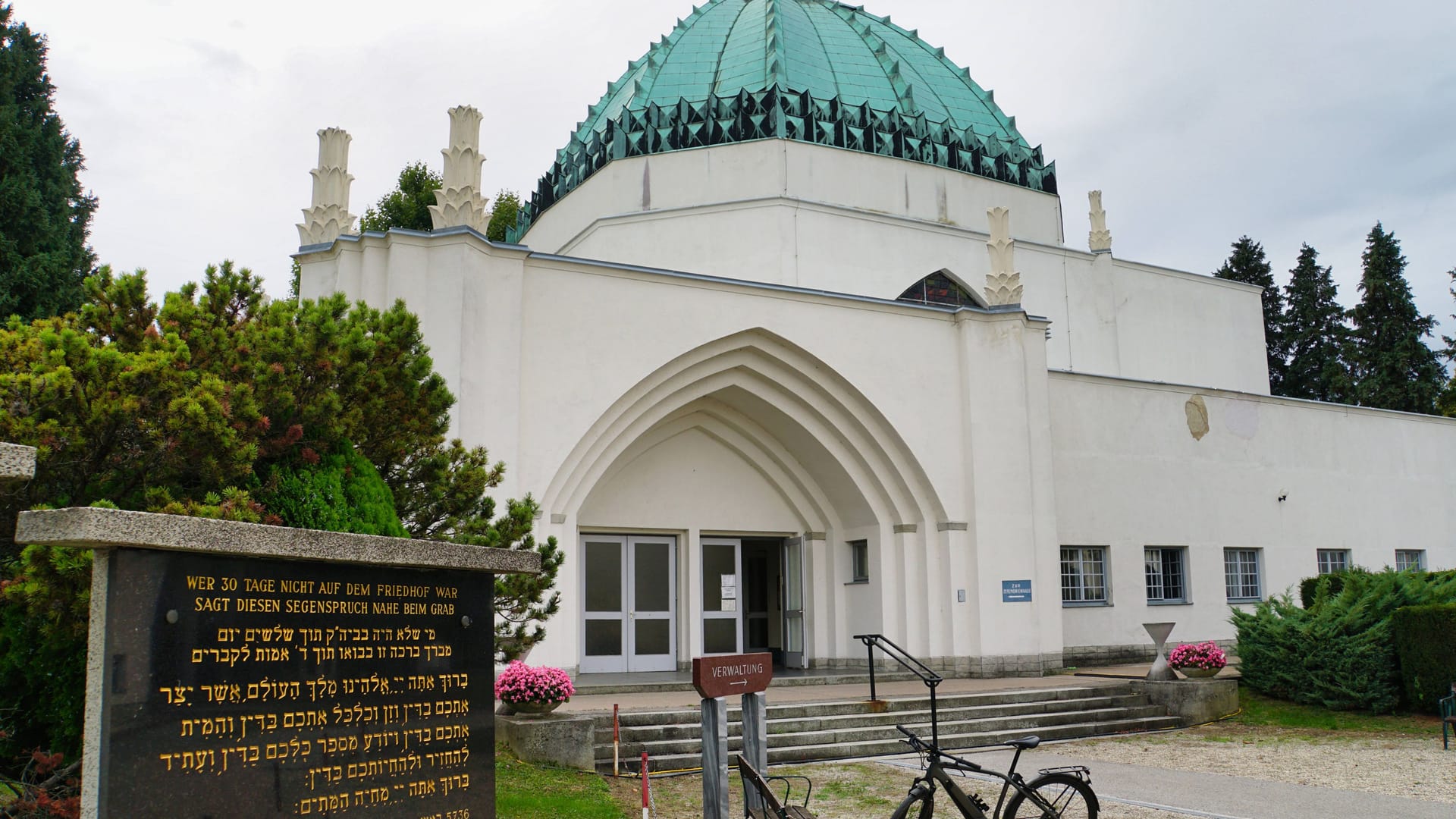 Zeremonienhalle auf dem jüdischen Friedhof in Wien (Archivbild): Unbekannte hatten an Hakenkreuze an die Wände der Zeremonienhalle geschmiert. Zeremonienhalle auf dem jüdischen Friedhof in Wien (Archivbild): Unbekannte hatten an Hakenkreuze an die Wände der Zeremonienhalle geschmiert.