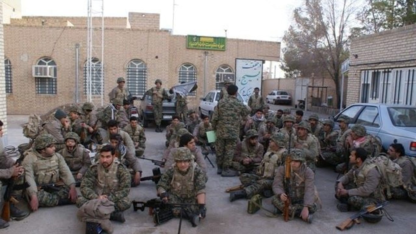 Soldaten der Imam Hossein-Brigade (Archivbild): Die iranischen Spezialkräfte sollen auch die Hisbollah-Terroristen unterstützen.