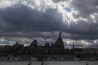 Wolken über Dresden (Archivbild): Von der Sonne kommt in den nächsten Tagen wenig in Sachsen an.