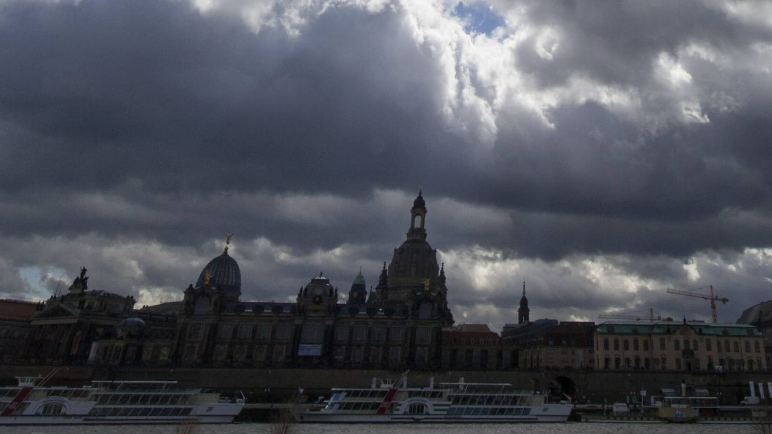 Wolken über Dresden (Archivbild): Von der Sonne kommt in den nächsten Tagen wenig in Sachsen an.