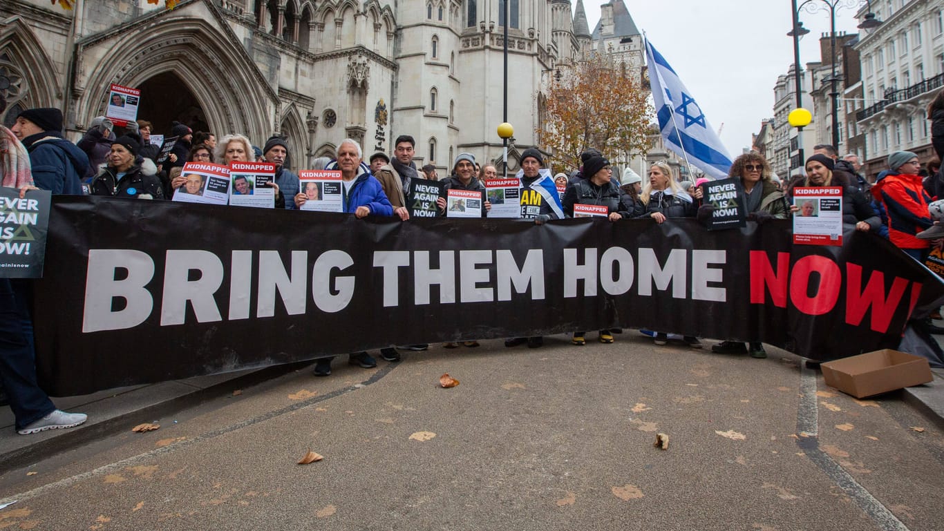 Demonstration mit zehntausenden Teilnehmern in London: Eine fünfte Gruppe von Geiseln ist freigekommen.