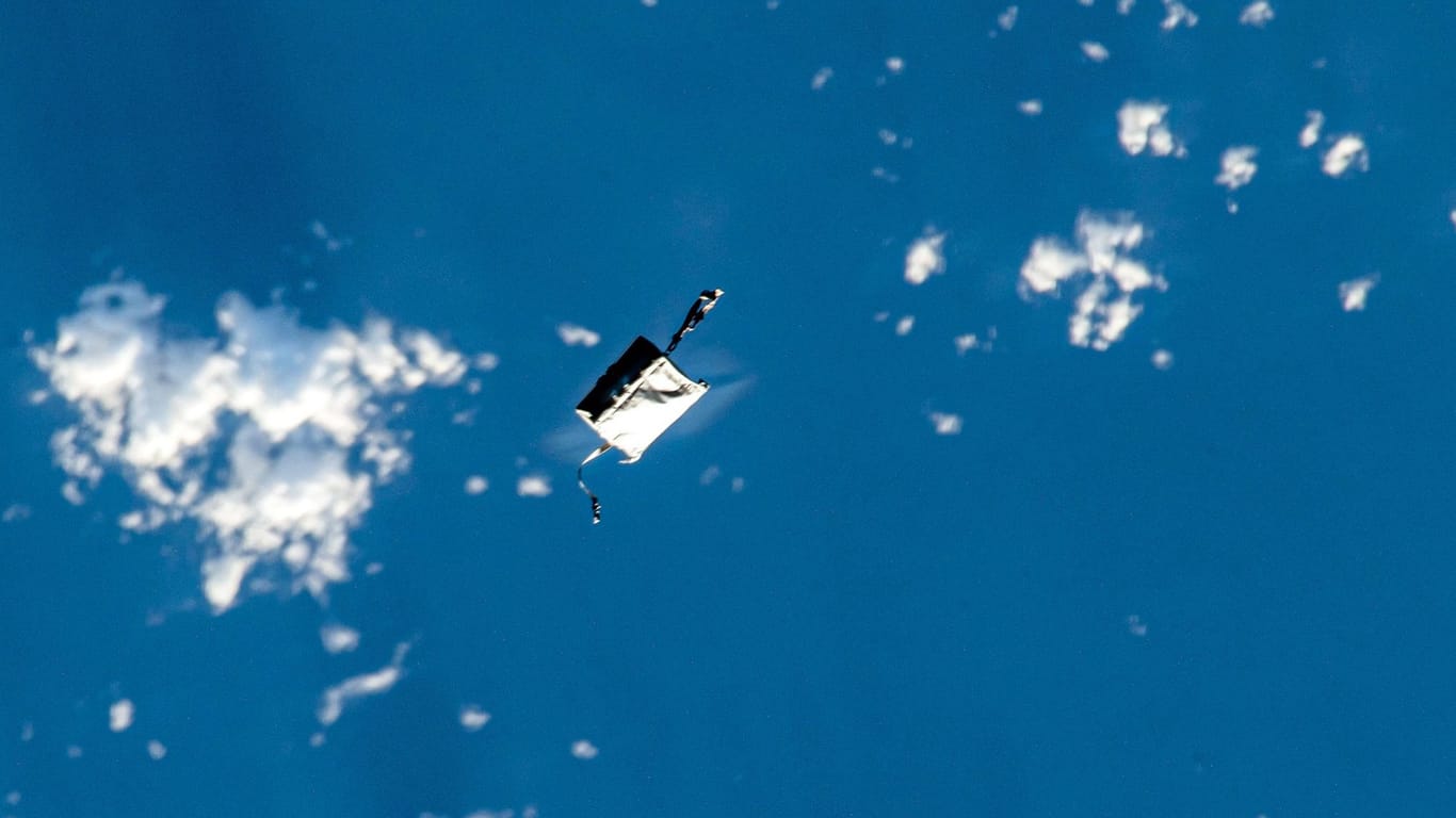 Die verlorene Werkzeugtasche im All: Bei einem Weltraumspaziergang verloren zwei Astronautinnen ihre Tasche.