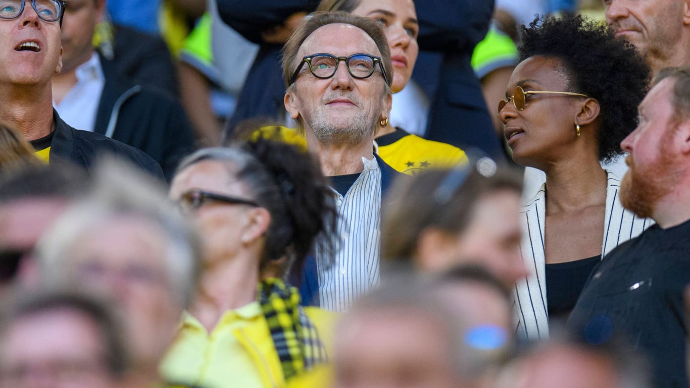 Marius Müller-Westernhagen und seine Frau Lindiwe: Das Paar feuert im Mai 2023 Dortmund im Signal-Iduna-Park an.
