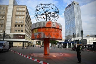 Letzte Generation besprüht Weltzeituhr in Berlin mit Farbe