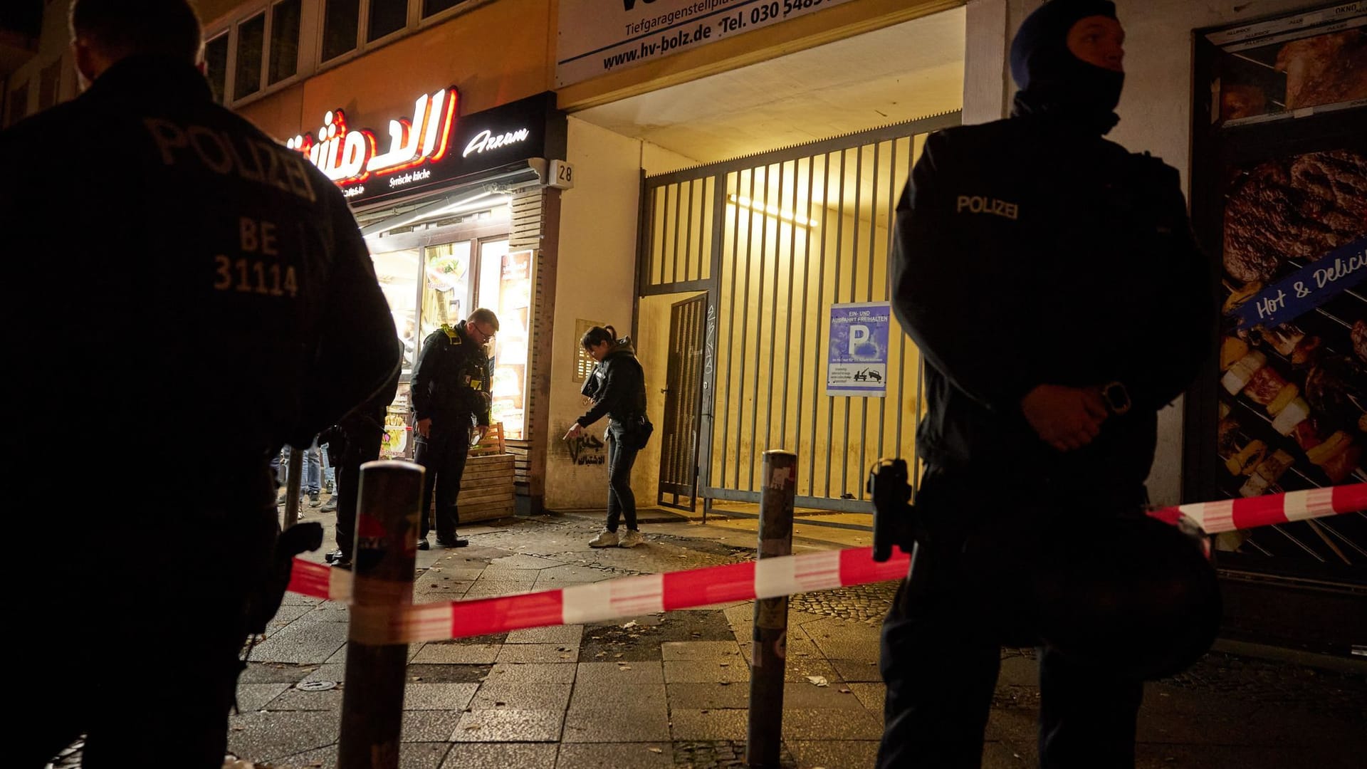 Kugelbombe explodiert in Berliner Reuterstraße