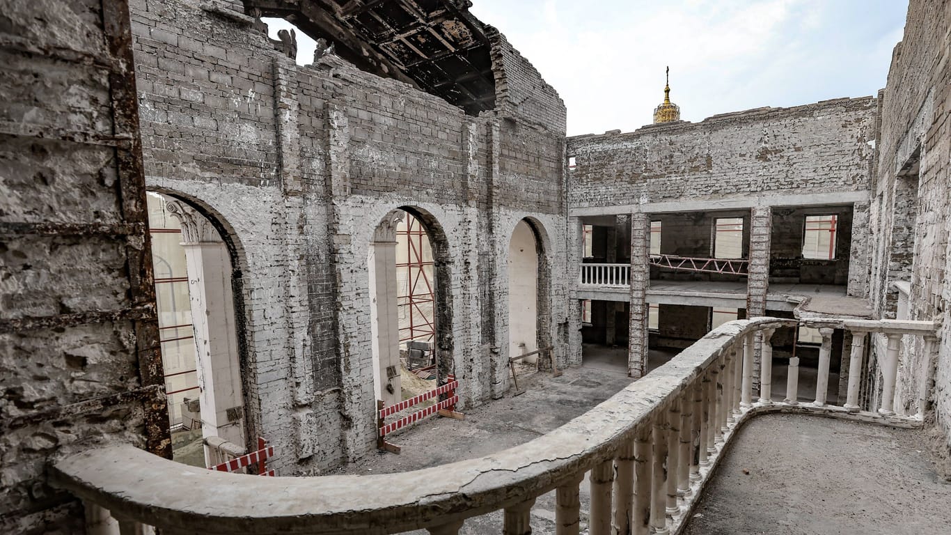 Ruine Schauspielhauses von Mariupol: Die russischen Besatzer bauen das Theater wieder auf, nachdem sie es im Krieg zerstört hatten.