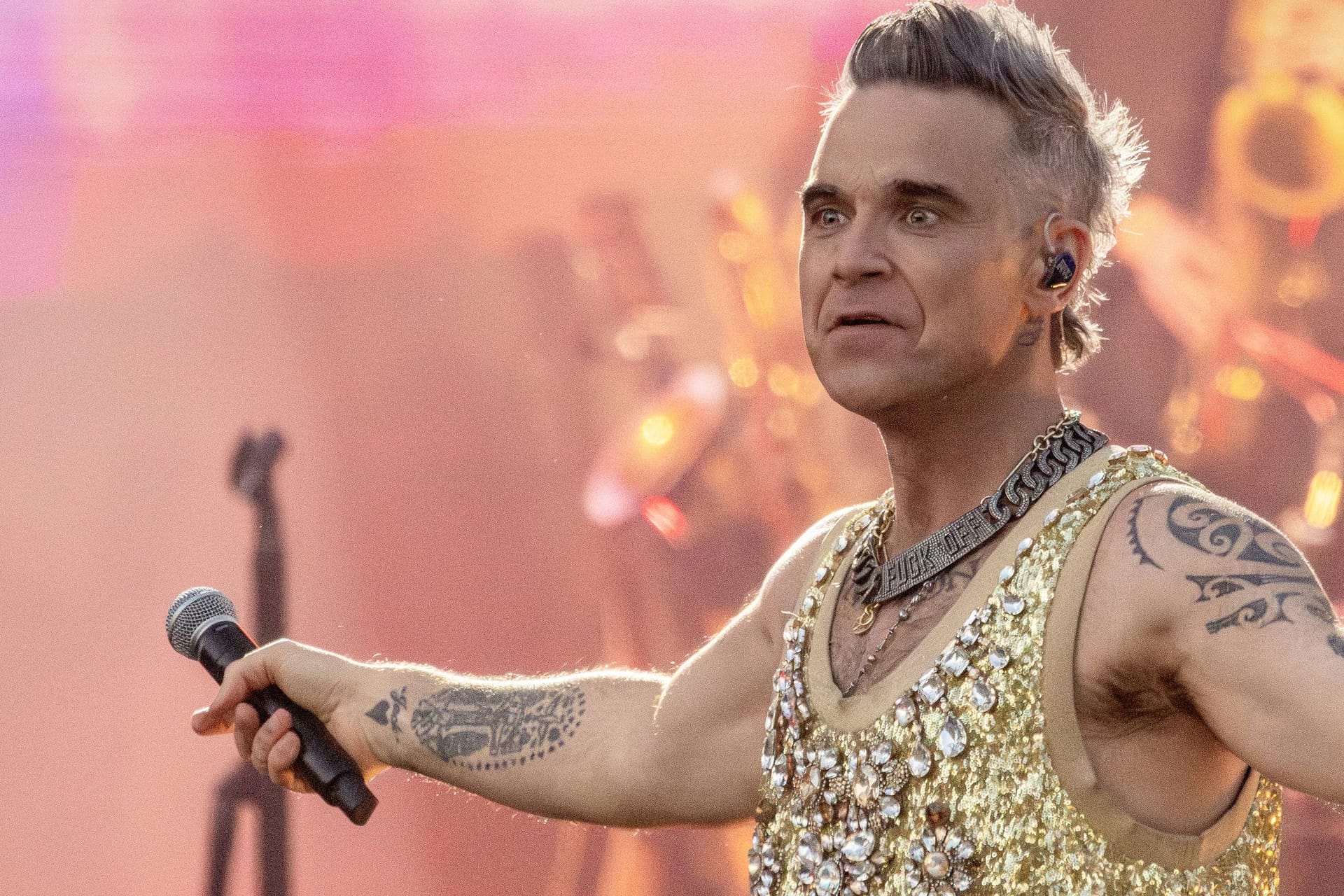 Robbie Williams: Ein Fan ist auf seinem Konzert gestorben.