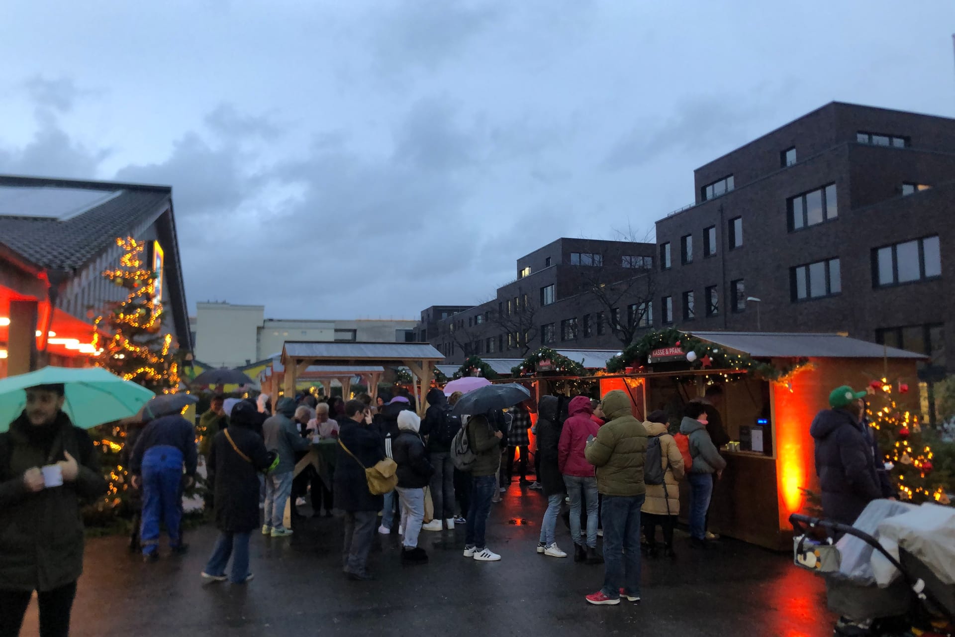 Glühwein auf dem Aldi-Weihnachtsmarkt: Ihn gibt es in Rot, Weiß und mit Schuss.