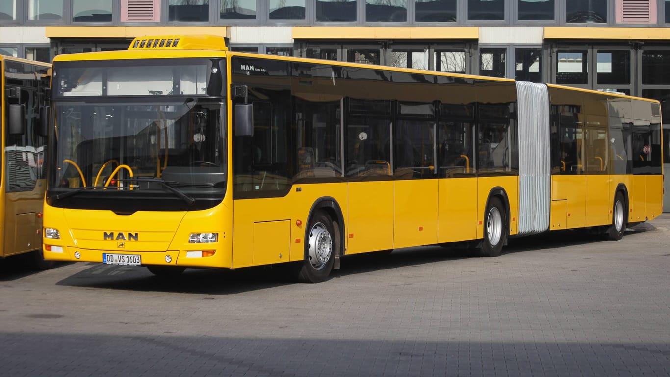 Ein Bus in Dresden (Archivbild): Ein Mann soll Kinder belästigt haben.