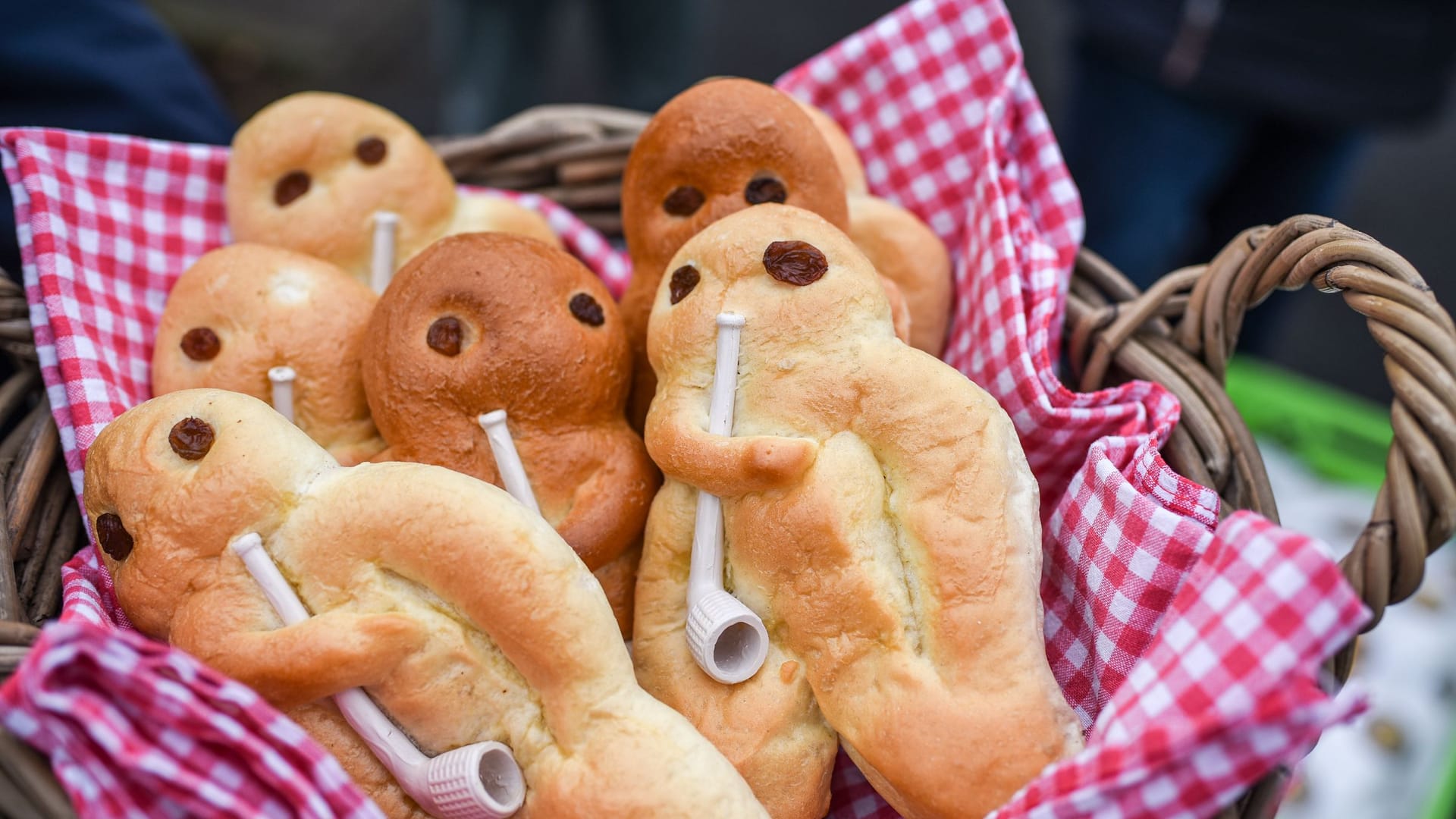 Weckmänner liegen in einem Körbchen (Symbolbild): Das Gebäck sorgt für Aufregung.