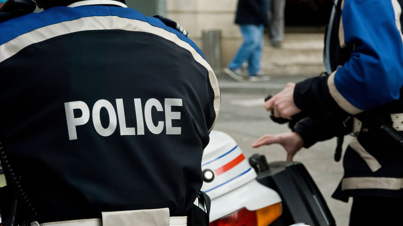 Französische Polizisten (Symbolbild): In Lyon haben Vermummte eine Schule mit selbstgebauten Mörsern angegriffen.