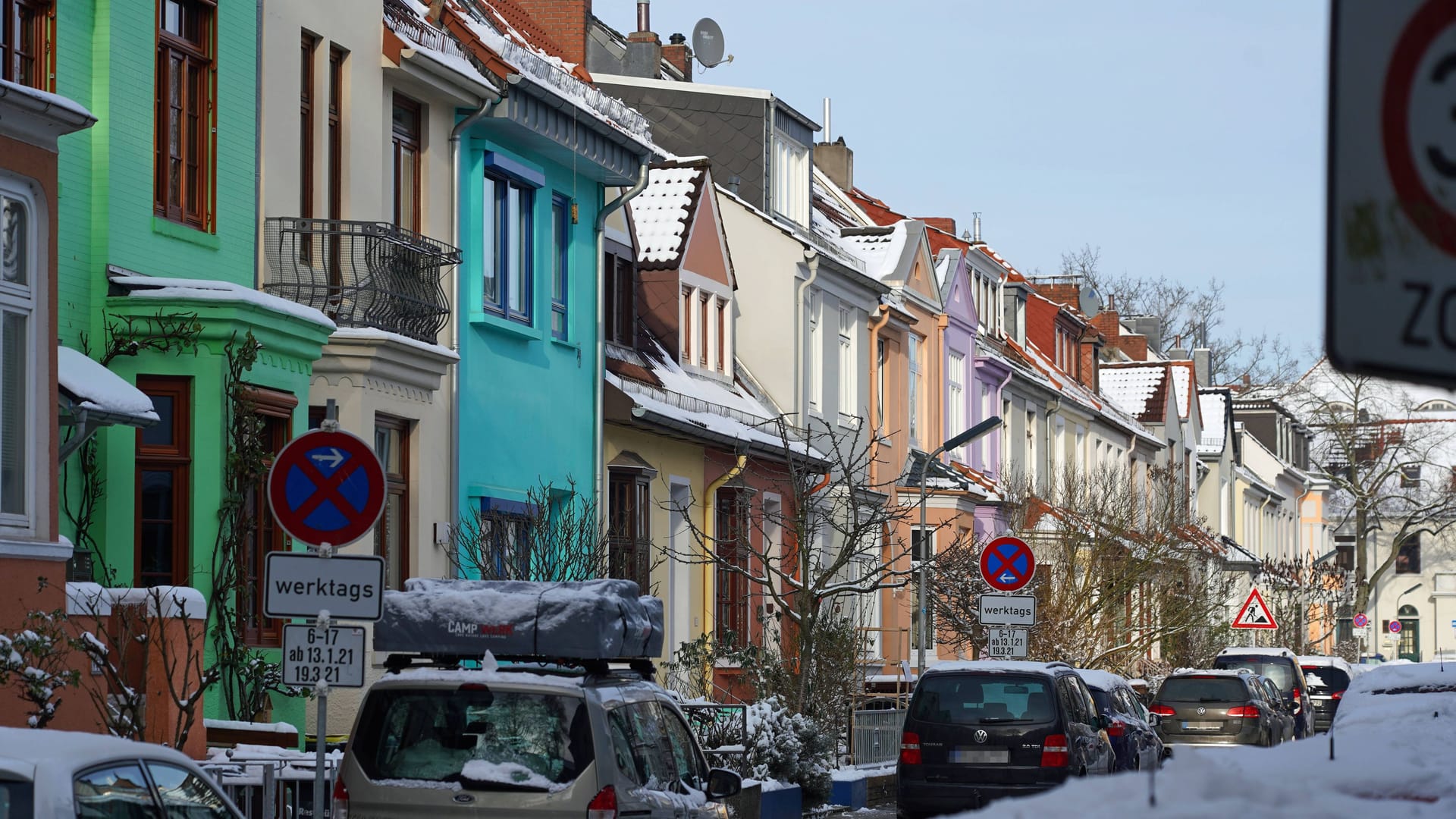 Eine verschneite Straße mit parkenden Autos in Bremen (Symbolbild): Aufgesetztes Parken bedroht die Rettungssicherheit. Eine verschneite Straße mit parkenden Autos in Bremen (Symbolbild): Aufgesetztes Parken bedroht die Rettungssicherheit.