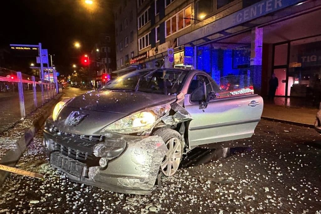 Das Auto der Frau nach dem Unfall am Montagabend.