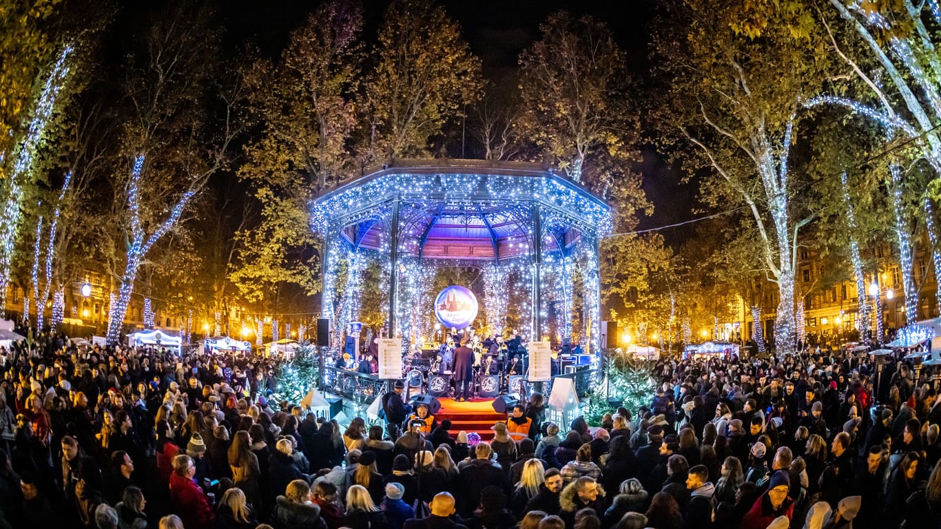 Der Park Zrinjevac ist ein beliebter Treffpunkt, um draußen weihnachtlichen Klängen zu lauschen.