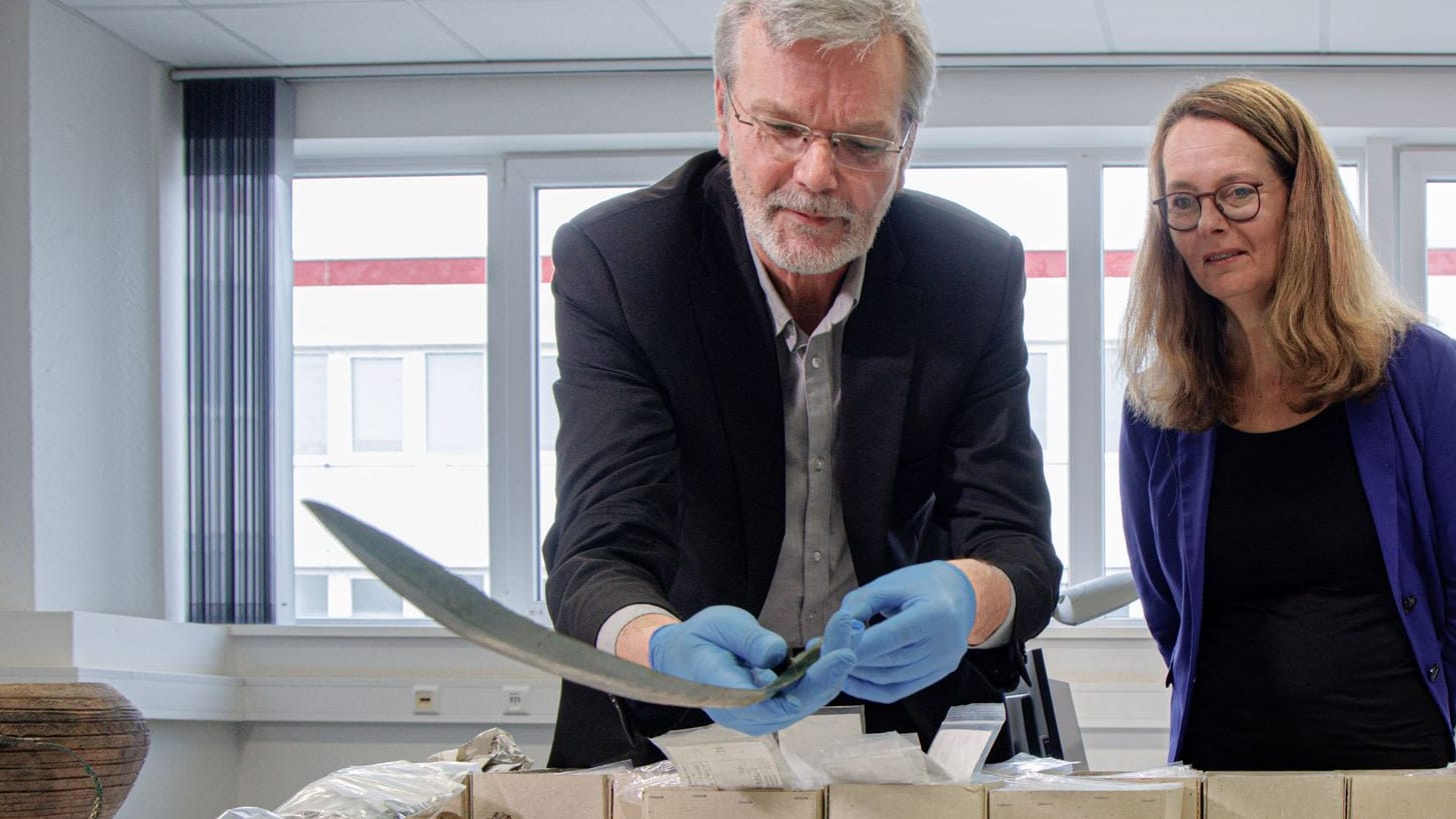 Landesarchäologe Detlef Jantzen mit Wissenschaftsministerin Bettina Martin (SPD): Insgesamt drei Funde präsentierten sie am Mittwoch der Öffentlichkeit.