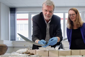 Landesarchäologe Detlef Jantzen mit Wissenschaftsministerin Bettina Martin (SPD): Insgesamt drei Funde präsentierten sie am Mittwoch der Öffentlichkeit.