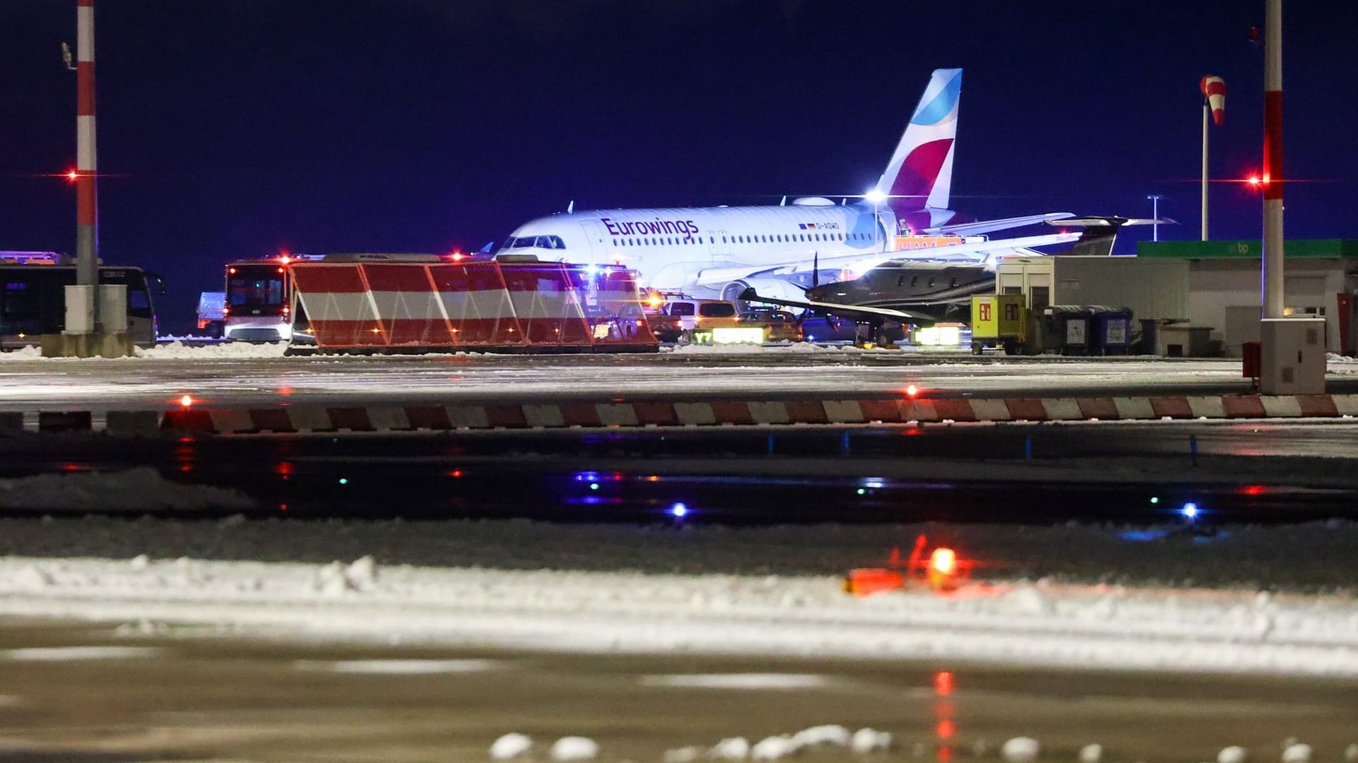 Eurowings-Maschine rutscht von der Piste Eurowings-Maschine rutscht von der Piste
