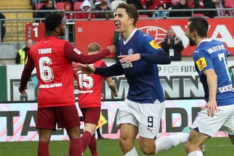 Das 3:0 für Kiel: Benedikt Pichler jubelt in Kaiserslautern.
