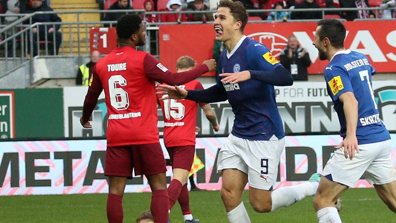 Das 3:0 für Kiel: Benedikt Pichler jubelt in Kaiserslautern.