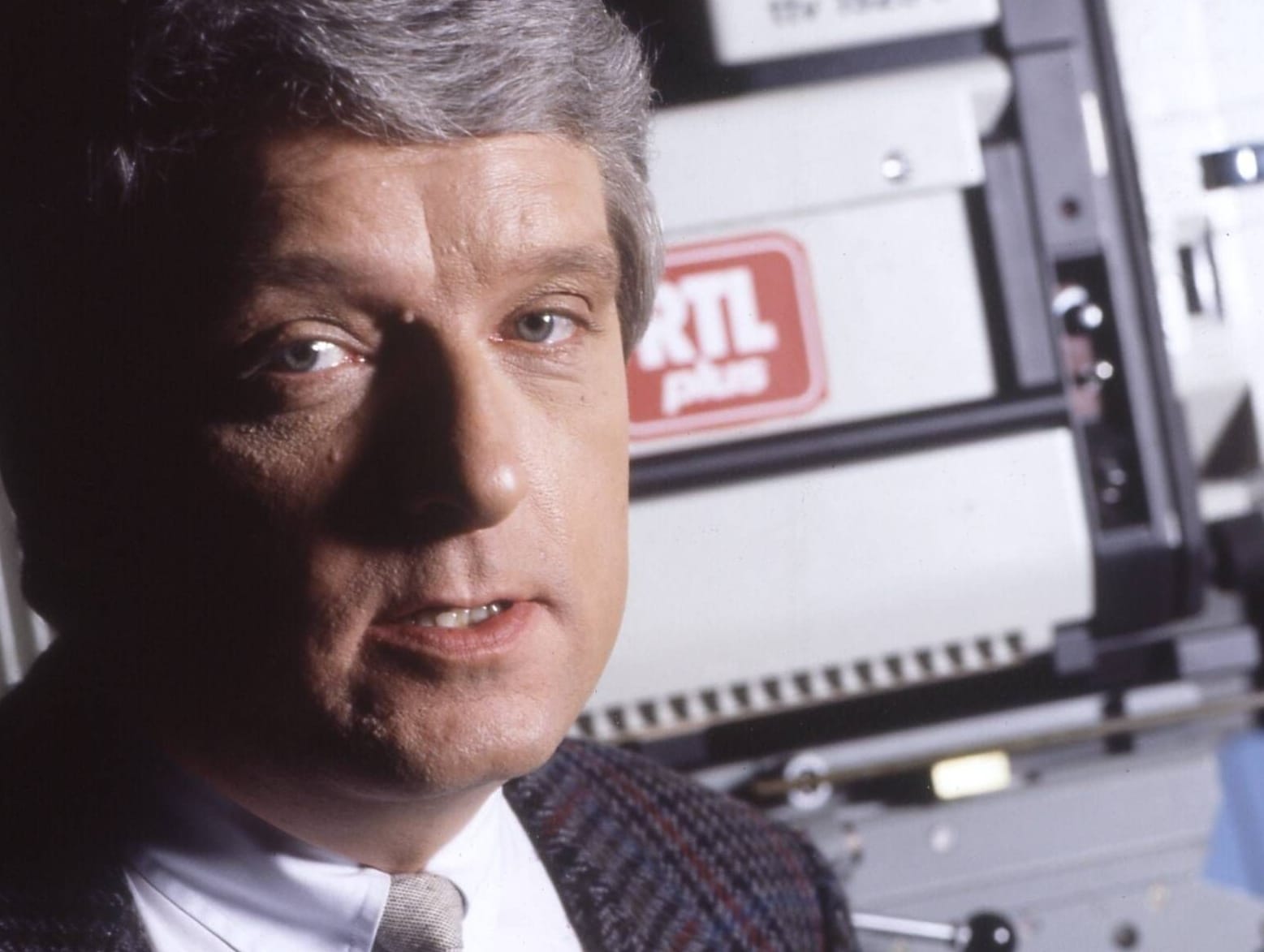 Hans Meiser 1987 im Studio von "RTL plus". Von 1984 bis 1992 moderierte Meiser die Nachrichtensendung "7 vor 7", später "RTL aktuell".