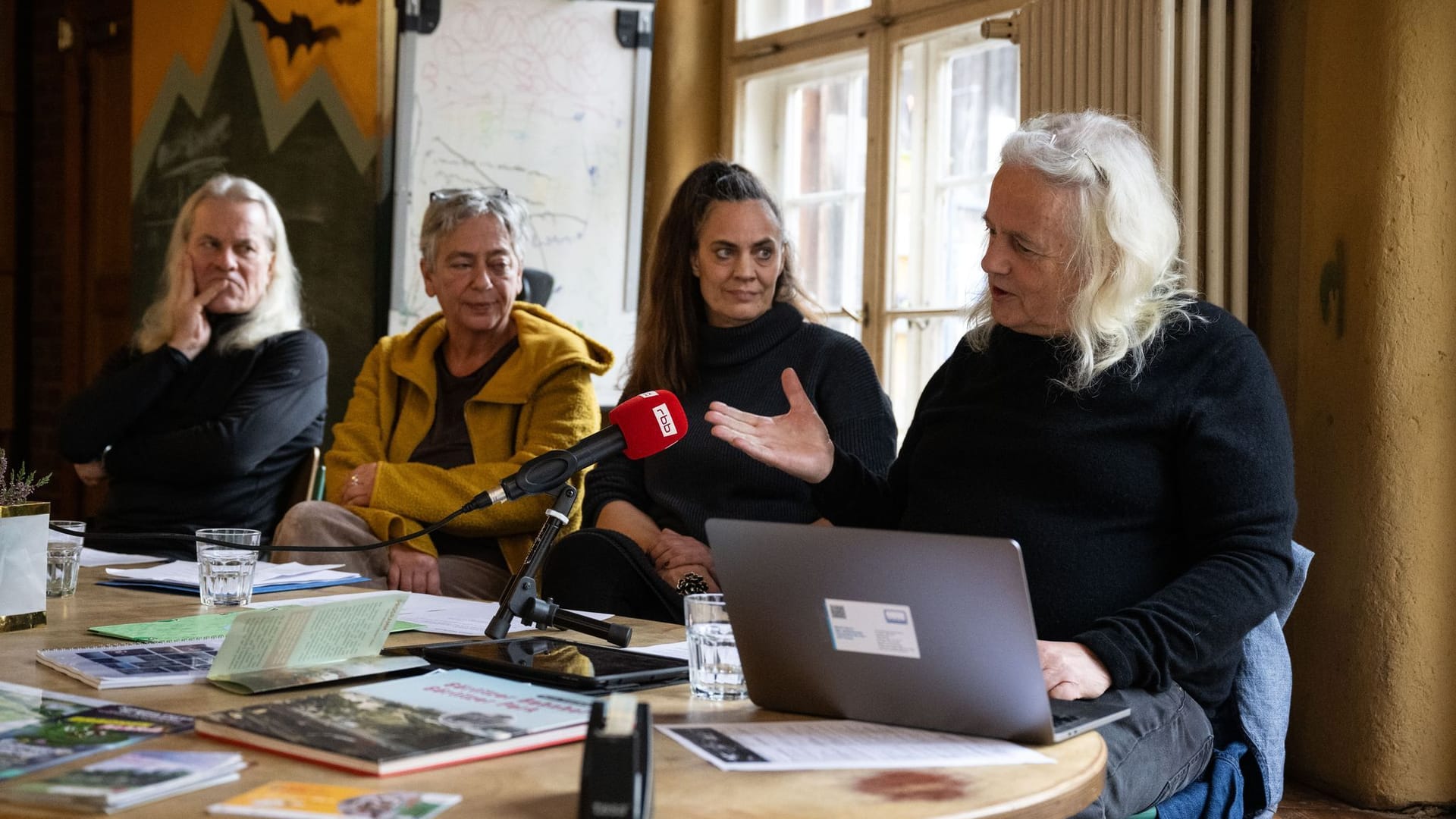 Berlin: Mitglieder des Bündnisses "Görli zaunfrei" geben eine Pressekonferenz im Kinderbauernhof im Görlitzer Park. Berlin: Mitglieder des Bündnisses "Görli zaunfrei" geben eine Pressekonferenz im Kinderbauernhof im Görlitzer Park.