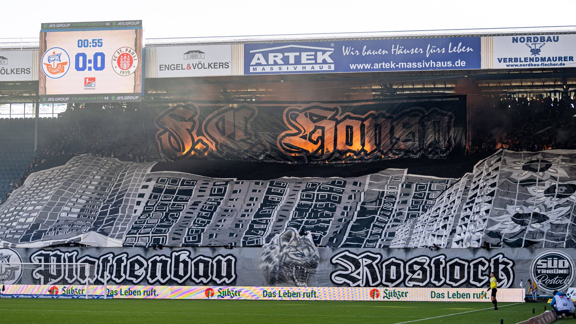 Choreo von Hansa Rostock-Fans: Zu sehen ist ganz rechts auch das "Sonnenblumen-Haus".