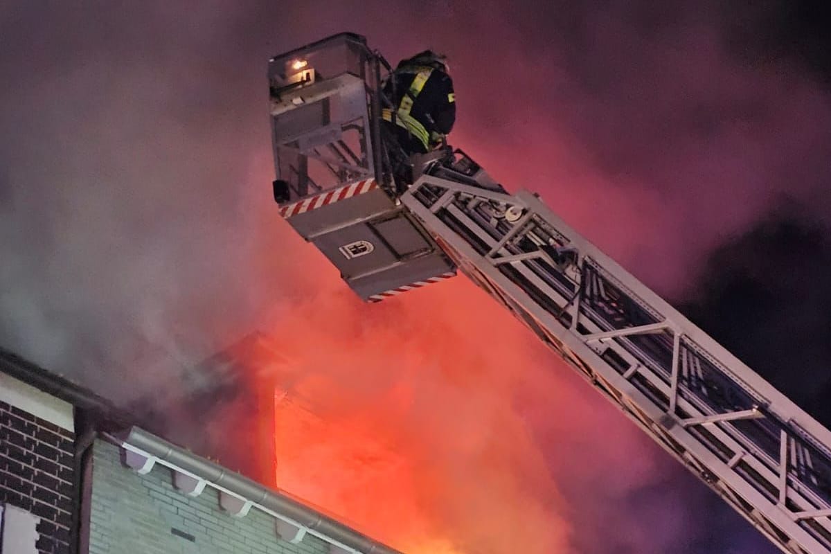 Kampf gegen die Flammen in der Nacht: Die Feuerwehr Datteln war mit 80 Rettungskräften im Einsatz.