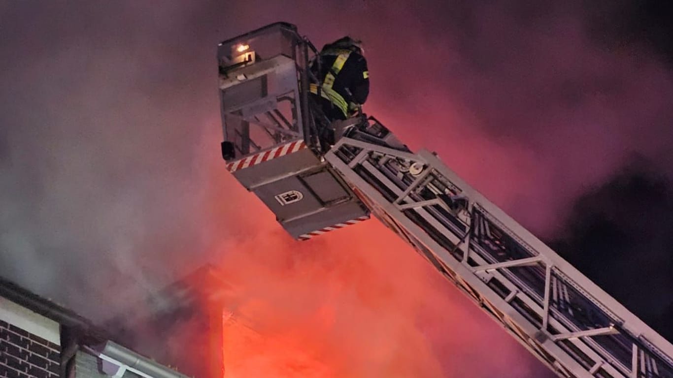 Kampf gegen die Flammen in der Nacht: Die Feuerwehr Datteln war mit 80 Rettungskräften im Einsatz.