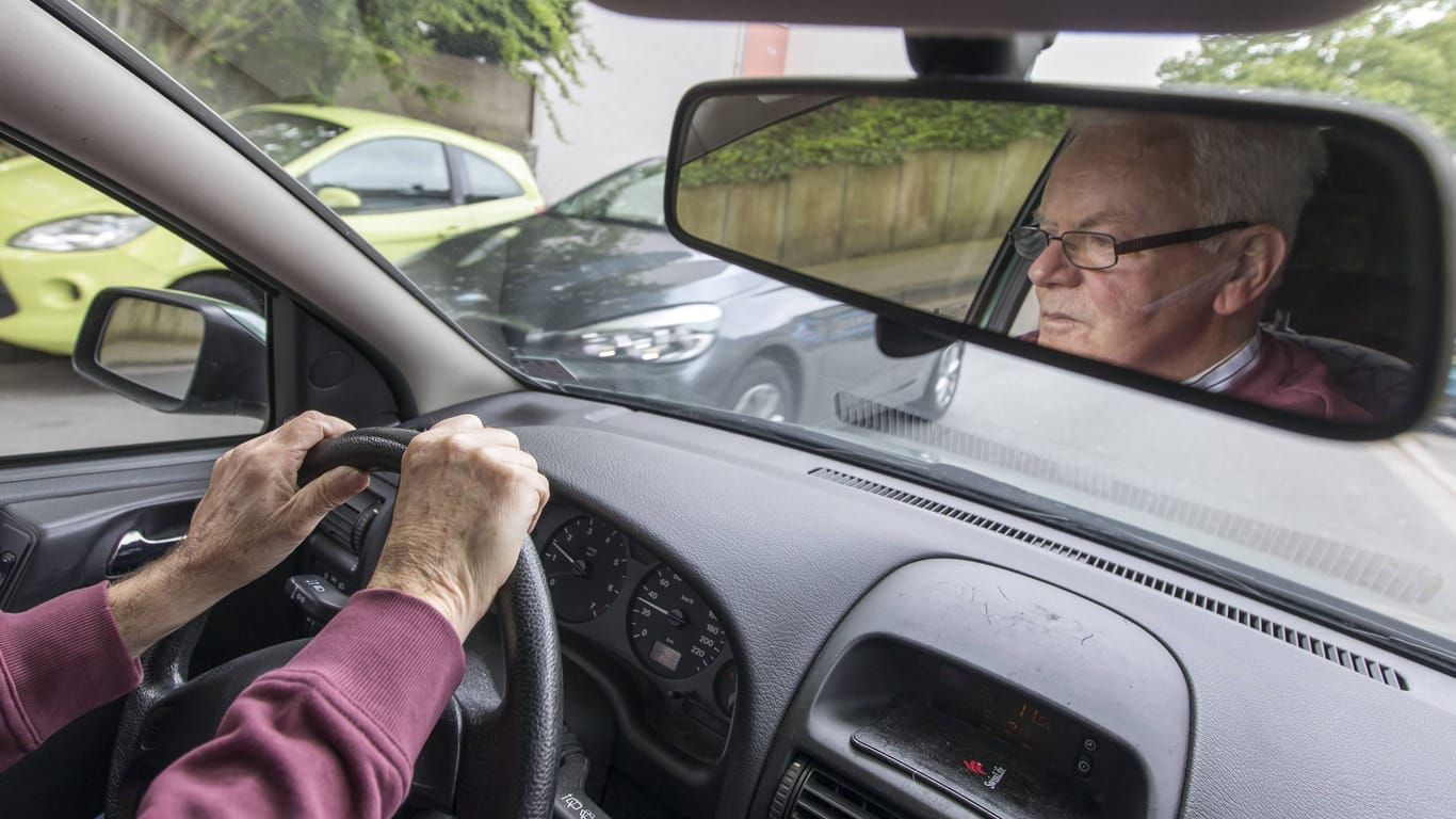 Sicher fahren im Alter: Eine Mehrheit befürwortet Fahrtauglichkeitstests für Senioren.
