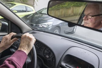Sicher fahren im Alter: Eine Mehrheit befürwortet Fahrtauglichkeitstests für Senioren.