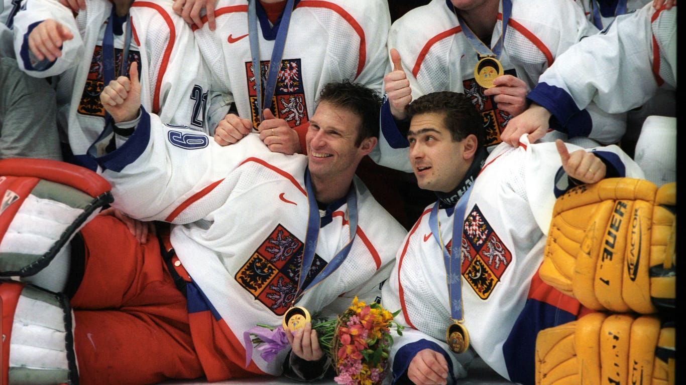 Roman Čechmánek (vorne rechts) beim tschechischen Olympiasieg in Nagano.