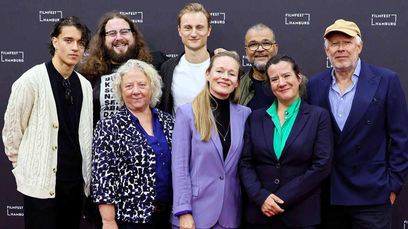 Regine Hentschel (vorne links) mit dem Cast des neuen Borowski-"Tatorts" beim Flimfest Hamburg im Oktober 2023.