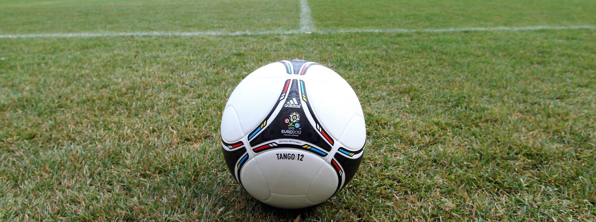 EM 2012: Der Adidas "Tango 12" war der Spielball für die Europameisterschaft in Polen und der Ukraine. Die Optik und der Name des Balls sind an den klassischen "Tango" von 1978 angelehnt.