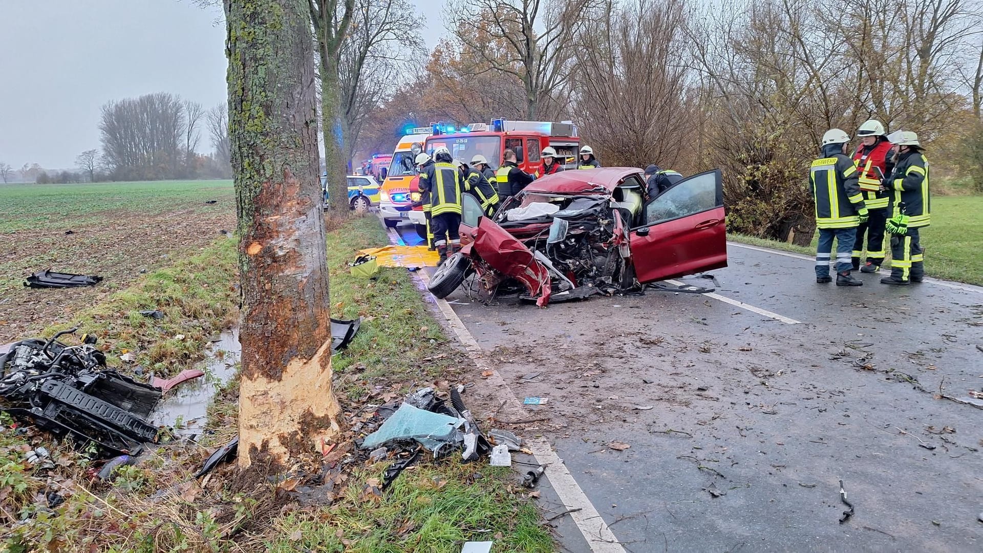 Das Auto wurde bei dem Unfall völlig zerstört.