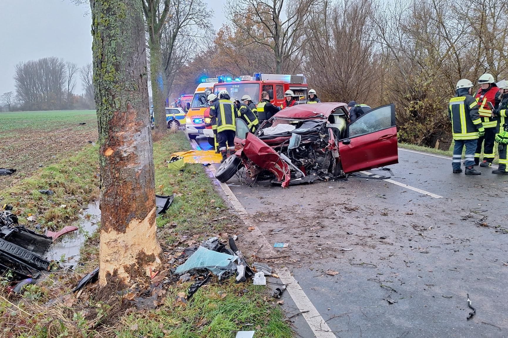 Das Auto wurde bei dem Unfall völlig zerstört.