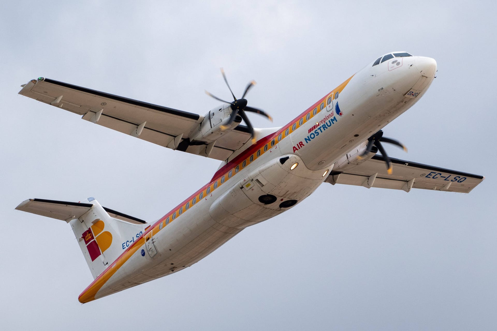 Ein Flugzeug der Air Nostrum: Die Fluggesellschaft ließ am Wochenende zahlreiche Passagiere stranden, um ein Fußball-Team zu transportieren.