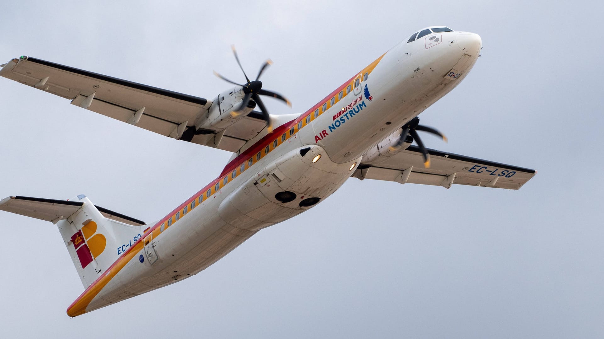 Ein Flugzeug der Air Nostrum: Die Fluggesellschaft ließ am Wochenende zahlreiche Passagiere stranden, um ein Fußball-Team zu transportieren.