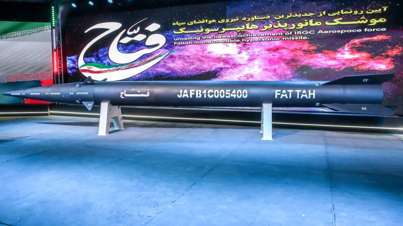 Die im Juni vorgestellte Fattah-Rakete soll 1.400 Kilometer weit fliegen können.