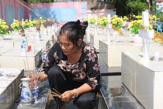 Auf einem Friedhof für abgetriebene Föten in Vietnam