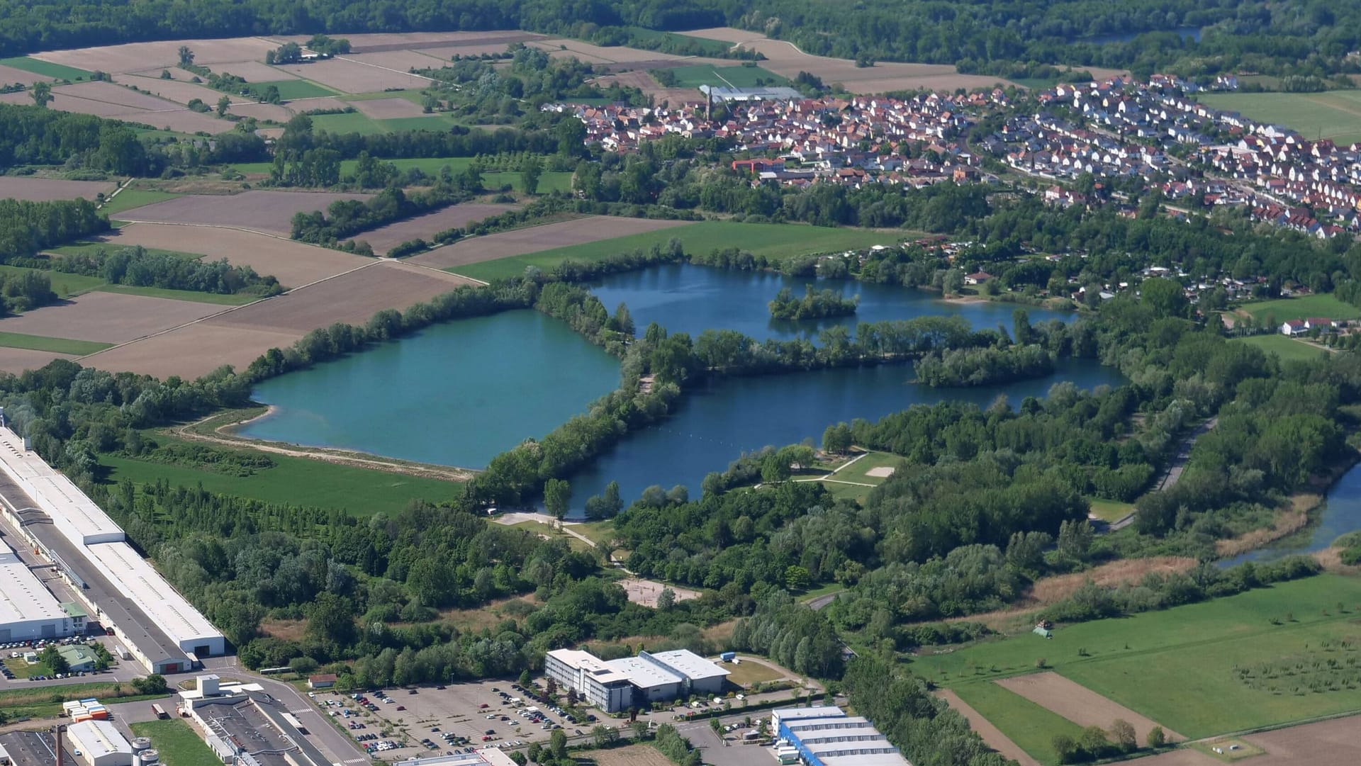 Sollachsee bei Germersheim in Rheinland-Pfalz (Archivbild): Auf dem Weg zu diesem Badeort konnte der verurteilte Mörder entkommen und wird seitdem gesucht.