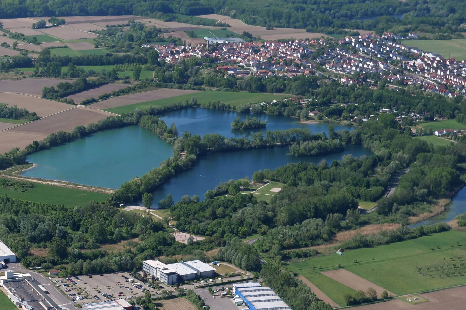 Sollachsee bei Germersheim in Rheinland-Pfalz (Archivbild): Auf dem Weg zu diesem Badeort konnte der verurteilte Mörder entkommen und wird seitdem gesucht.